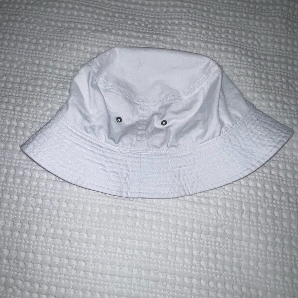 white bucket hat🤍